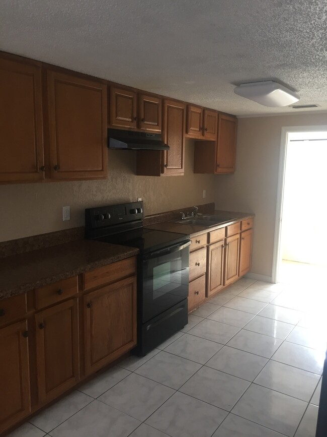 Building Photo - 3 Bedroom 1.5 Bathroom Home for Rent in th...