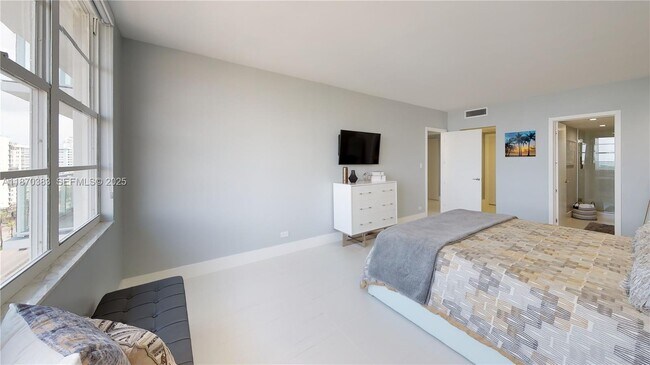 Building Photo - 5601 Collins Ave