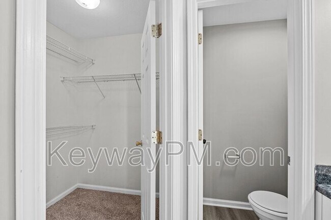 Building Photo - 122 Oakwood Dr