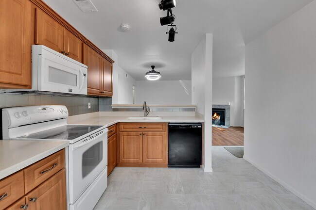 Building Photo - $1,825.00, 2-bed, 2-bath condo in Lakewood.