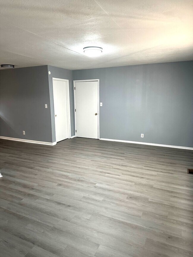 Building Photo - 257-259 W Elm St.