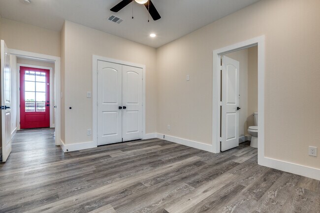 Building Photo - 511 N Davis Dr