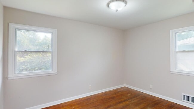 Building Photo - Ranch home close to Parkway