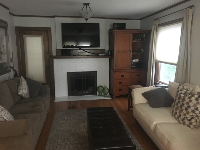 Livingroom (gas fireplace) - 123 Hudson St