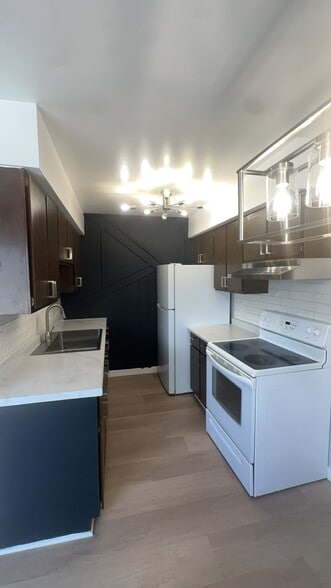 Building Photo - 2008 Military St