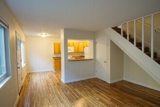 Building Photo - Nicely Renovated Townhome in Adorable Broo...