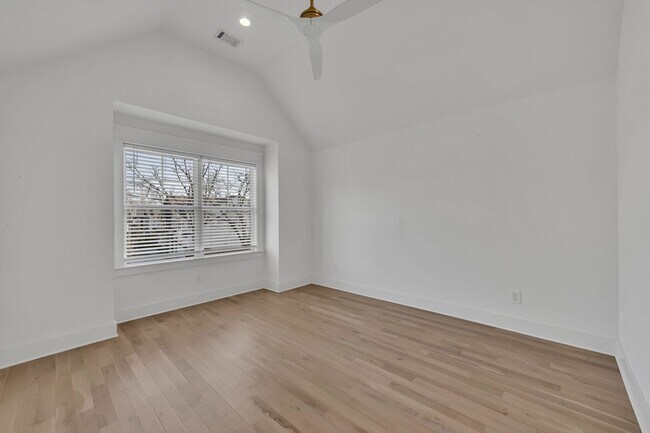 Building Photo - 611 James Ave