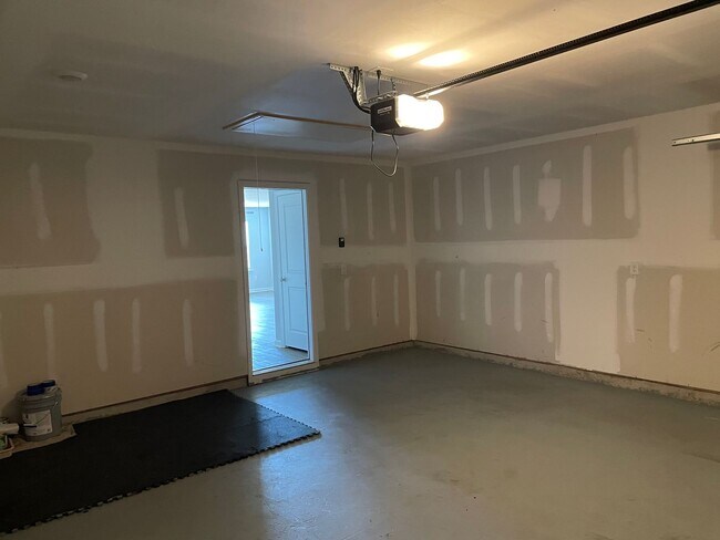 Building Photo - 3 Bedroom 2 Bath Home in Eagle Creek, Bolivia, NC