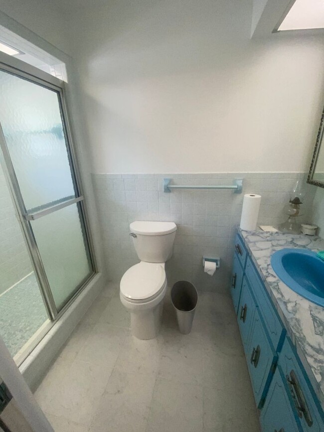 Building Photo - Cute 1 bedroom 1 bathroom Apartment- utili...