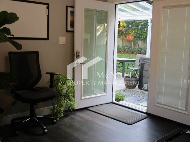 Building Photo - Modern 3-Bedroom, 2.5 Bath Home in a Point Richmond Ridge Cul-de-Sac