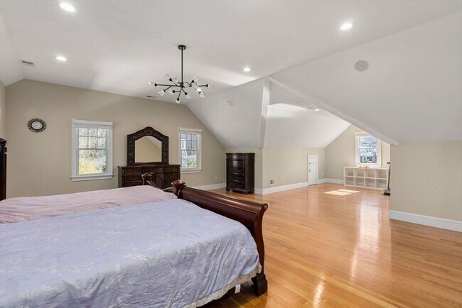 Building Photo - 11 Bobolink Rd