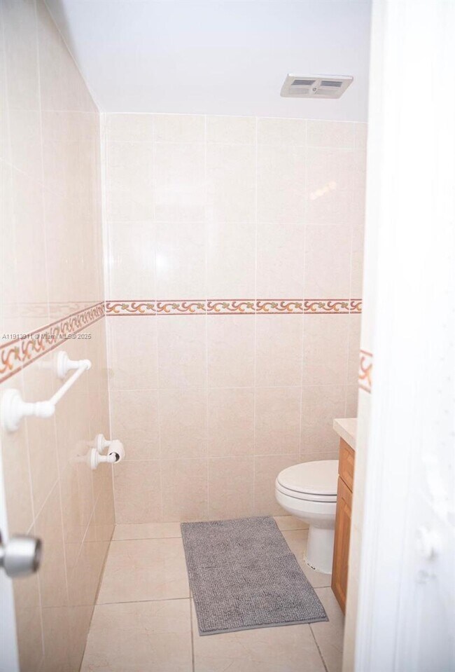 Building Photo - 3101 N Country Club Dr