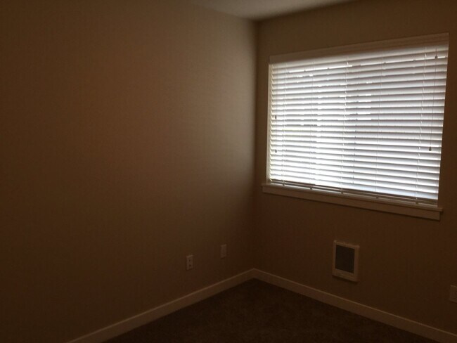 Building Photo - 1663 Burnside Pl