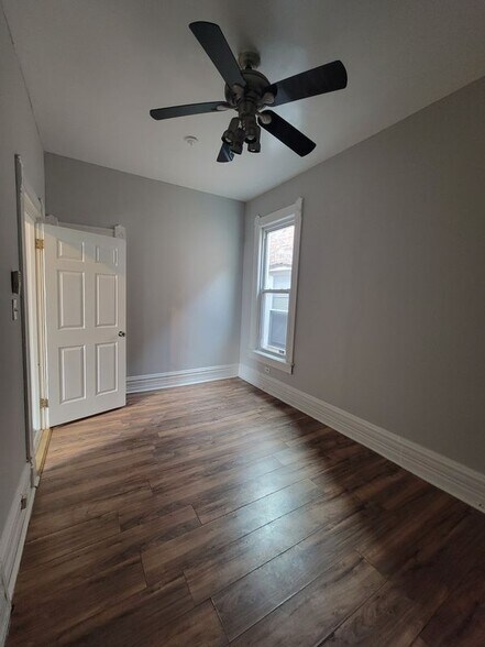 Building Photo - 1302 E 72nd St