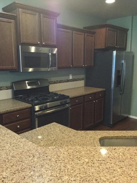 Building Photo - Beautiful 3 bedroom, 2.5 bath in the  Hampton Place/Candlewood Estates!