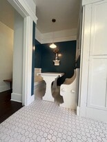 Building Photo - 810 Crestmoore Pl