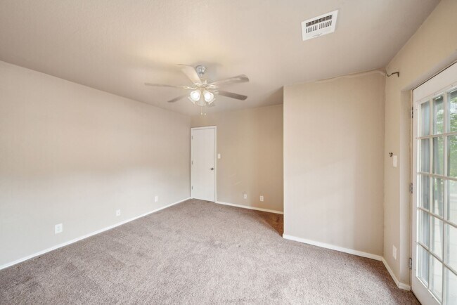 Building Photo - Cozy 2 Bedroom Condo located in the South Tulsa