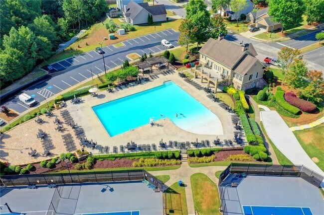 Building Photo - 7040 Silk Tree Pointe
