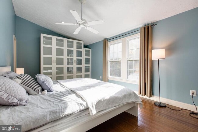 Building Photo - 3400 Oak W Dr