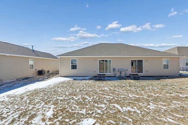 Building Photo - 4 Bedroom Townhome