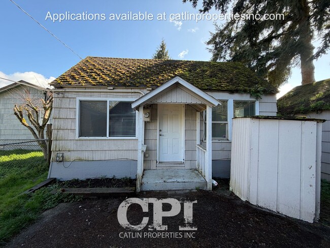 Building Photo - 1102 1/2 N. 2nd- Kelso, WA - Move In Special - $99 First Month's Rent!