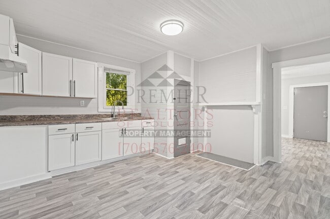 Building Photo - 608 32nd St