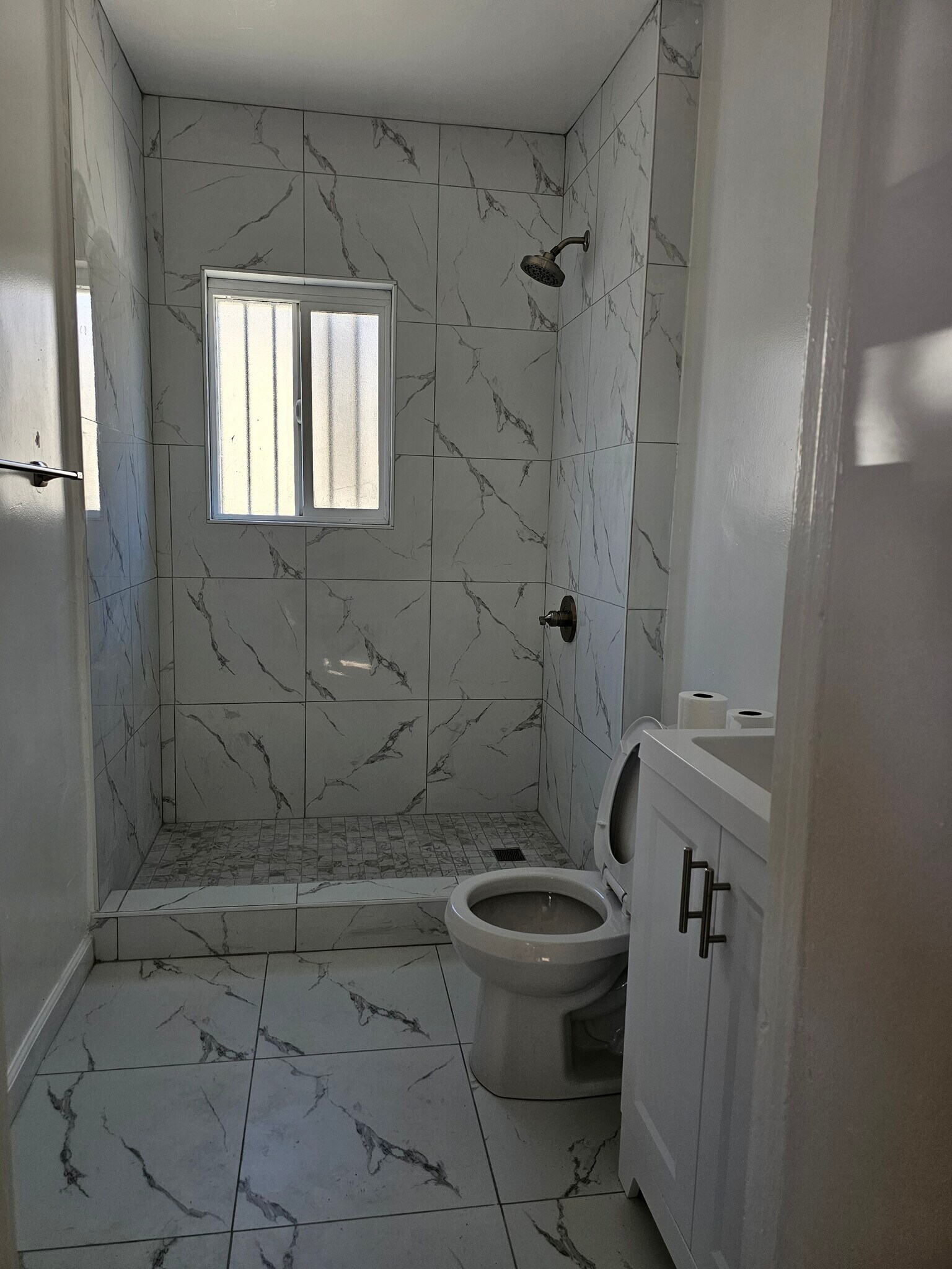 Building Photo - 527 1/2 W 19th St