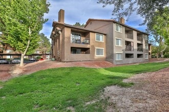Building Photo - Remodeled Ground Floor 2 Bed Condo Ready for Move In
