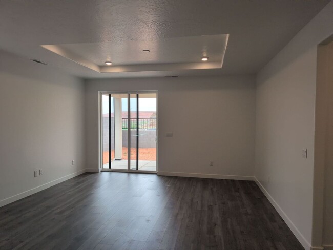 Building Photo - Beautiful 3-Bed Townhome with Amazing Amen...