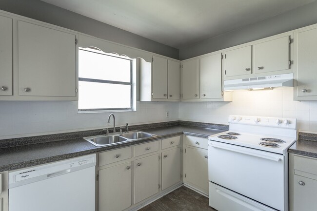 Building Photo - 3 Bedroom, 1 Bath home in the heart of Red...