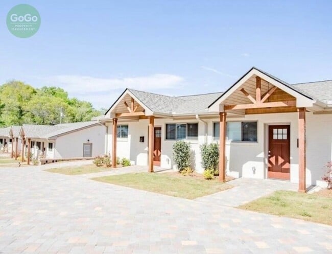 Building Photo - 306 W College St