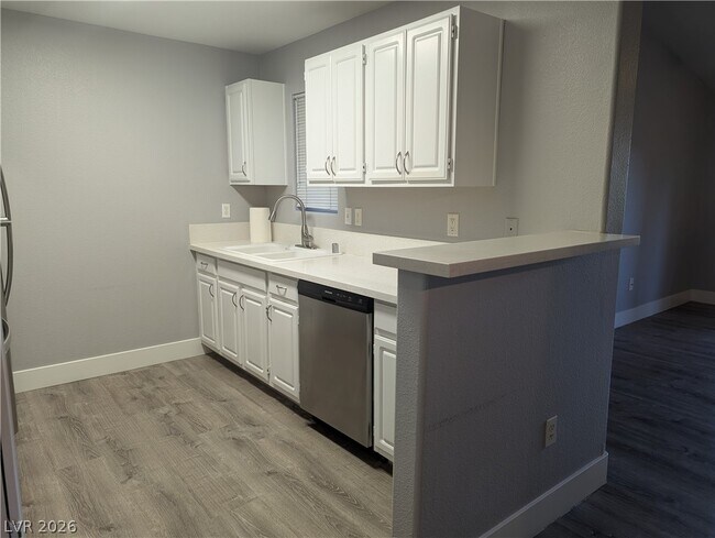 Building Photo - 555 E Silverado Ranch Blvd