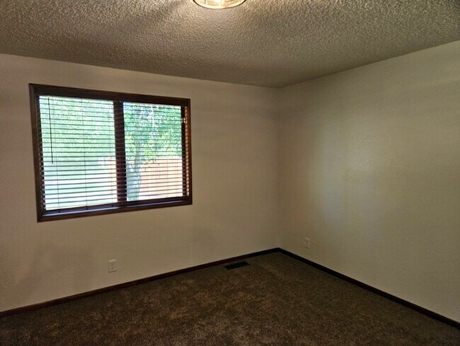 Building Photo - 3Bd/2Ba Single Story Home-For Viewing!