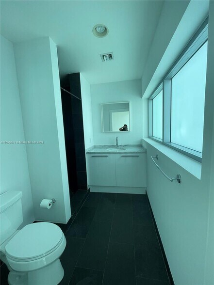 Building Photo - 900 Biscayne