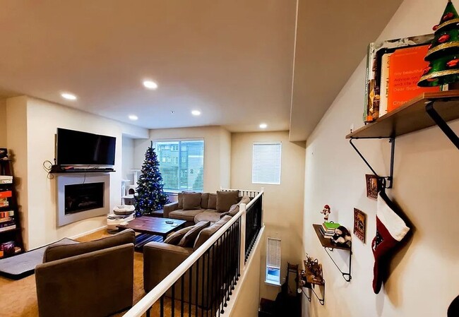 Building Photo - Beautiful Bothell Townhome