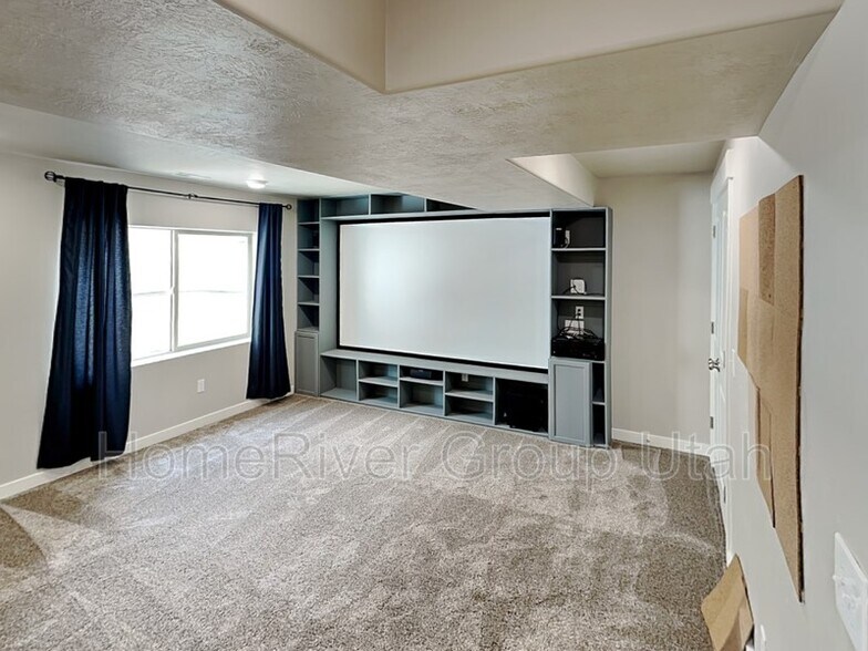 Building Photo - 10796 N La Costa