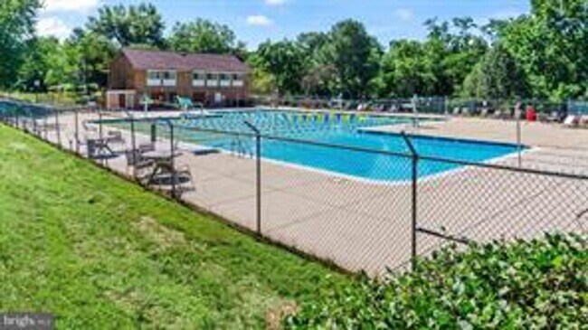 Building Photo - RENOVATED TOWNHOUSE WITH 3 BEDROOMS AND 1.5 BATHS, FENCED BACKYARD
