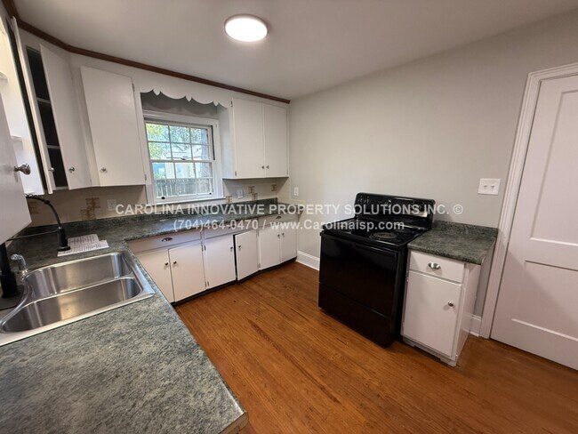 Building Photo - 1102 Ebenezer Ave Ext