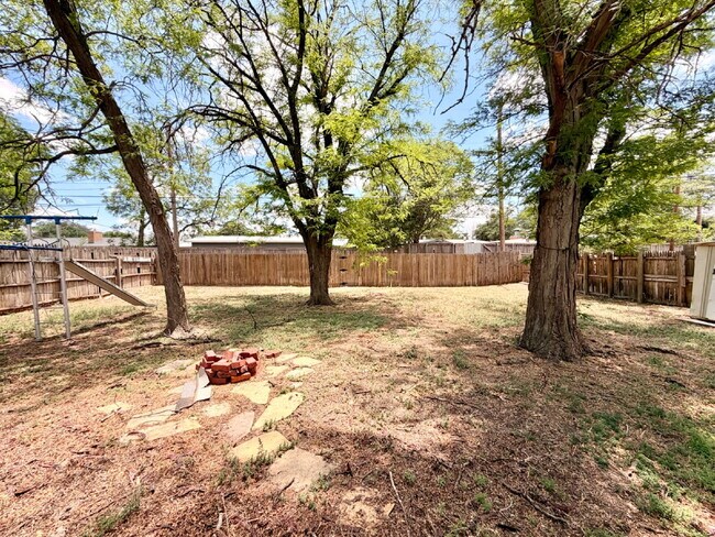 Building Photo - "Charming 3-Bed, 2-Bath Home with 1,410 Sq Ft in Lubbock's Heart"