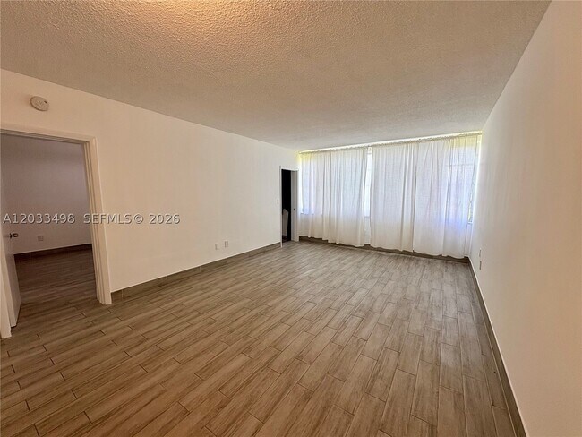 Building Photo - 1591 NE Miami Gardens Dr