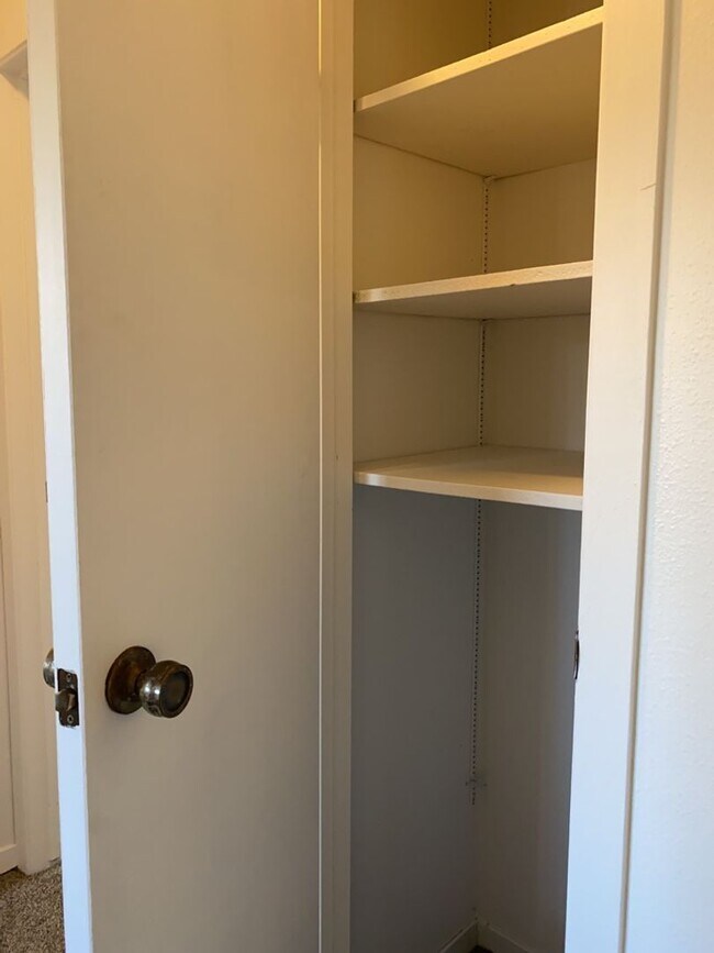 Building Photo - Start a Lease by 12/1 and Receive a $500 R...