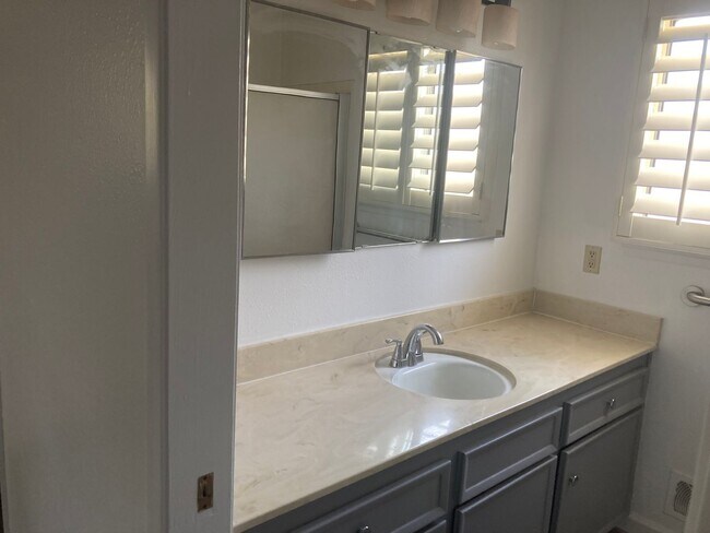 Building Photo - 1229 Eastridge Dr