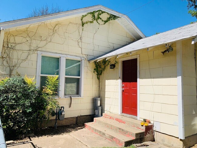 Building Photo - ** MOVE IN SUMMER 05/08/2026 ** 3 Bed 2 Bath Short 2 Minute Walk to TCU Campus