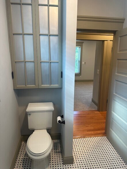 2nd floor bathroom - 1295 Kutchins Pl