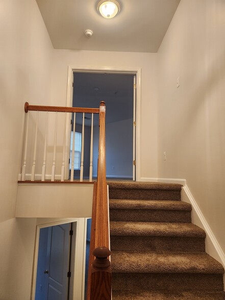 Third floor hallway - 103 Swallow Pointe Ct