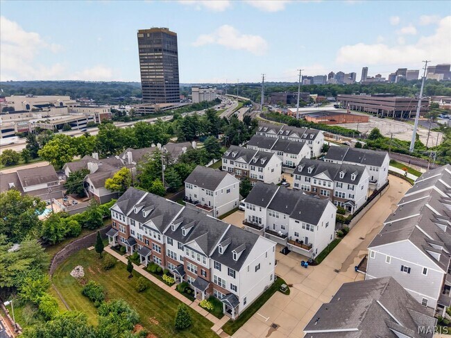 Building Photo - 8013 Central Park Dr