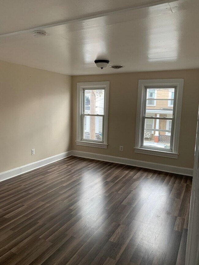 Building Photo - 237 S Mulberry St