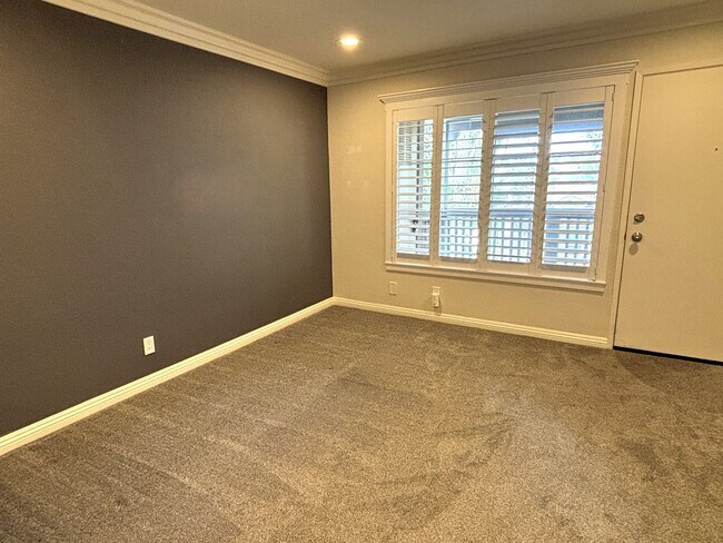 Building Photo - Stylish Upstairs Condo Next to Peter's Canyon