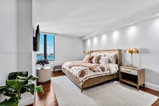 Building Photo - 520 Brickell Key Dr