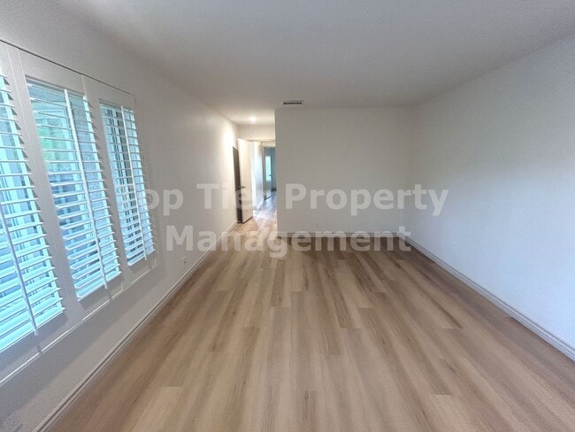 Building Photo - ***FULLY RENOVATED 2 bed / 2 bath / 1,120 sqft Home in 55+ Nob Hill Community - Available NOW***